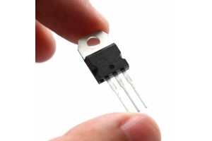 7805 वोल्टेज नियामक